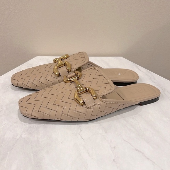 🔥Zara Tan Mules with Quilted Texture and Gold Hardware🔥 - Picture 1 of 4